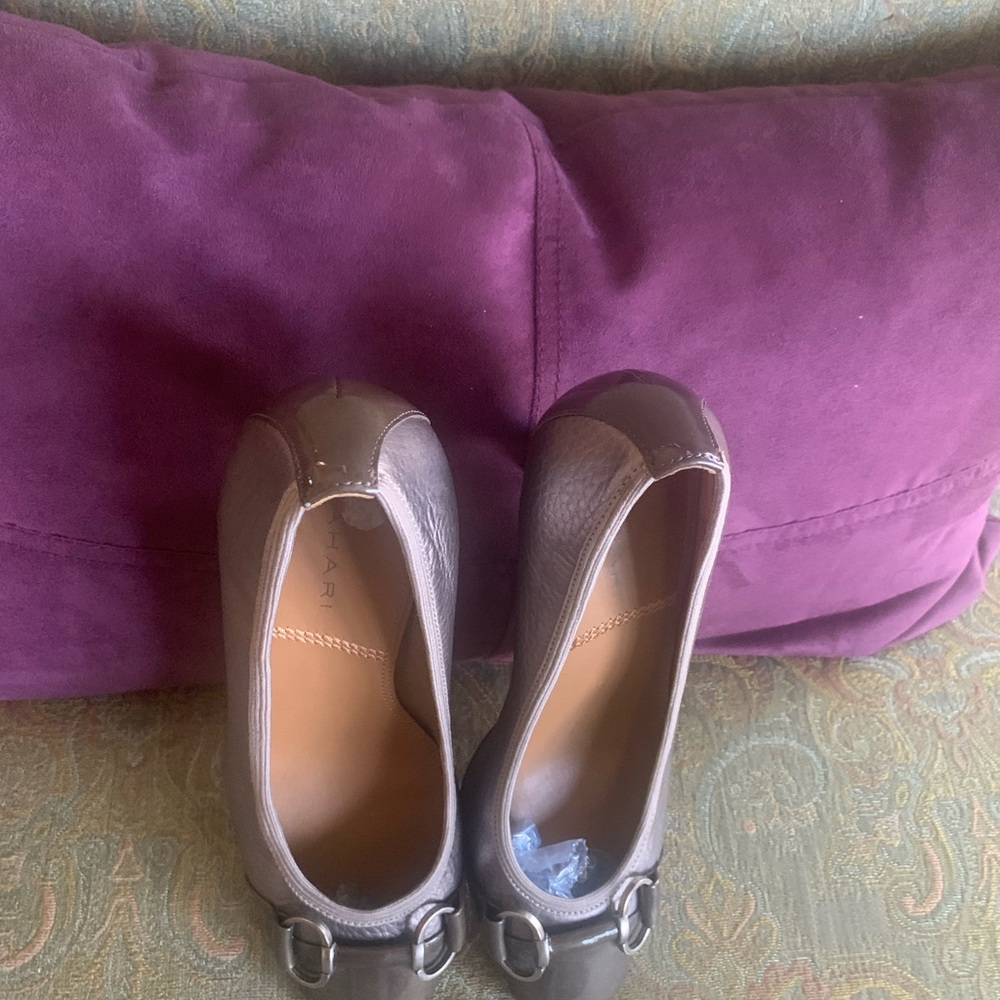 Tahari gray pumps! Perfect for work